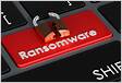 Um ataque de ransomware comumente ocorre por meio da exploração de